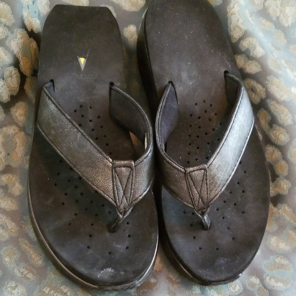 3/$50 Volatile Gun Metal Flipflop sz 6